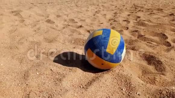 4k摄像机从球向沙滩排球网移动的视频视频的预览图