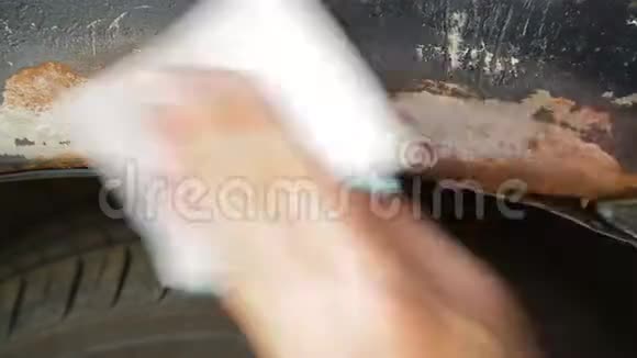 一个人用纸清洗汽车后部的铁锈时光飞逝视频的预览图