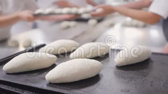 贝克用面团在桌子上做面包烘焙传统面包业视频的预览图