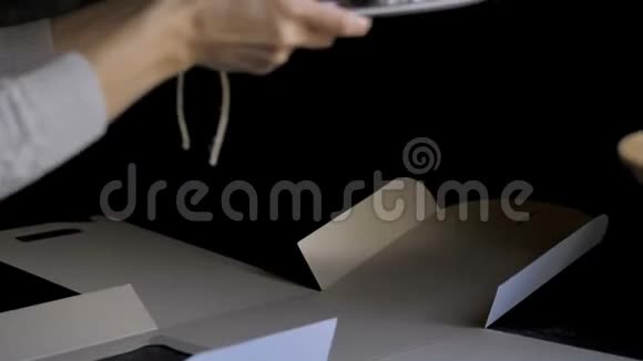 女性手把裸饼装在纸饼盒里视频的预览图