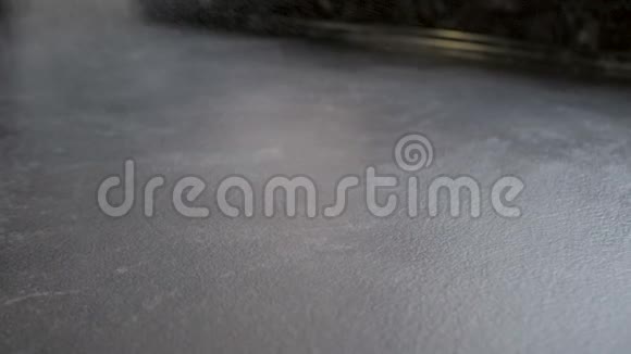 家庭主妇用喷雾擦拭桌子的录像视频的预览图
