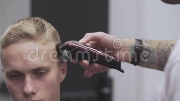 男人用电动剃须刀理发用电动修边器在慢模中定型视频的预览图