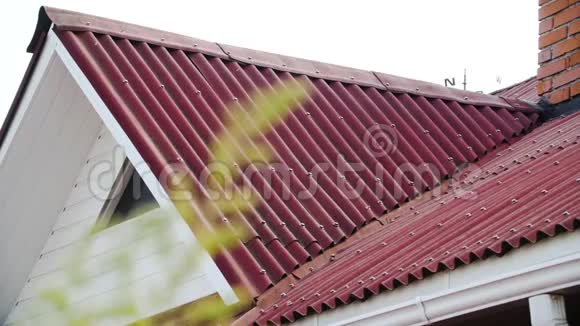 瓦楞屋顶库存录像红色屋顶的细节由金属型材制成和覆盖屋顶的特写视频的预览图