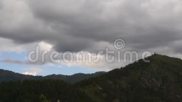 美丽的山谷景观快速滚动的云飘过山顶上的小教堂时间推移视频的预览图