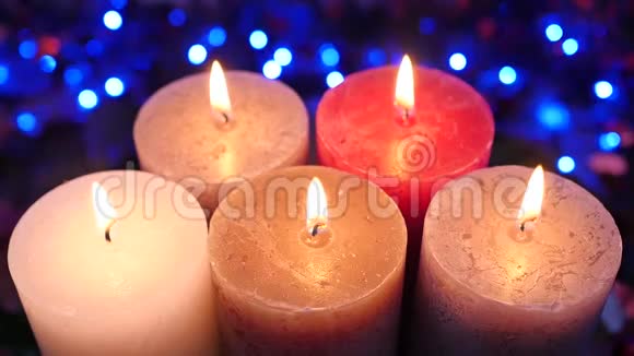 蜡烛和火焰背景中的蓝色电动花环视频的预览图