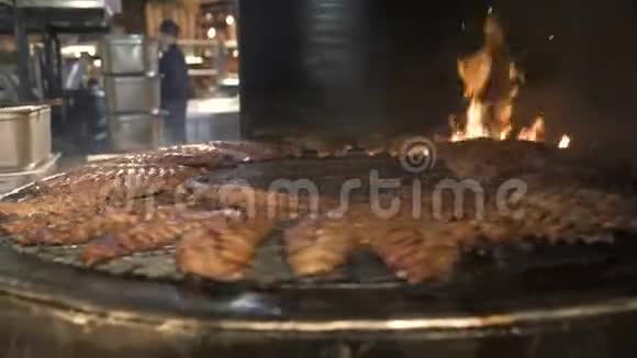 烤猪肉排骨在烤架上旋转烤猪肉视频的预览图
