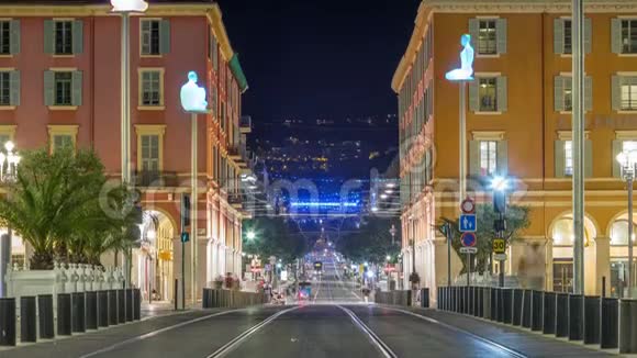 市区时间推移马塞纳广场上有移动电车的夜景视频的预览图