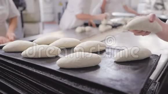 贝克用面团在桌子上做面包烘焙传统面包业视频的预览图
