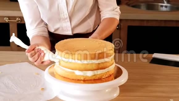 糕点烹饪技能组装海绵蛋糕填充视频的预览图