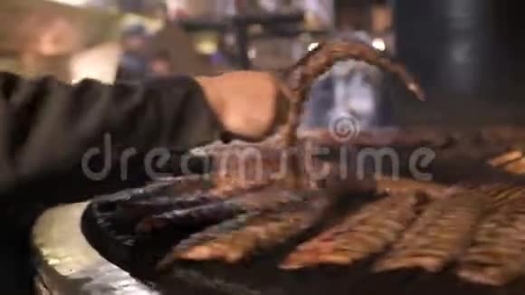 烤猪肉排骨在烤架上旋转烤猪肉视频的预览图