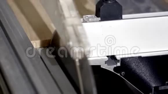 在工业机器上特写锯木板行动工业用圆锯木板机视频的预览图