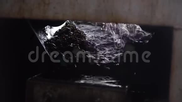 玻璃破碎技术机器冷却液视频的预览图