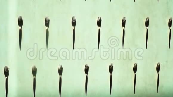 金属黑白插头静物叉子漂亮的叉子黑白叉子餐具黑白照片视频的预览图