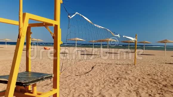 在风和日丽的日子沙滩上的排球场的4k镜头视频的预览图