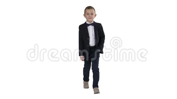 穿着正式服装走路的男孩一只手插在白色背景上的口袋里视频的预览图