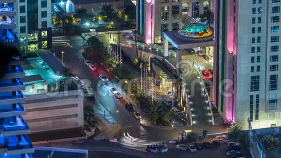 迪拜码头酒店入口前的交通夜间从摩天大楼顶迪拜阿联酋视频的预览图