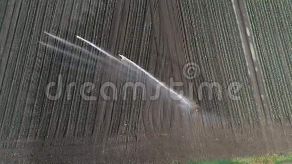 农业洒水装置和农田鸟瞰图视频的预览图
