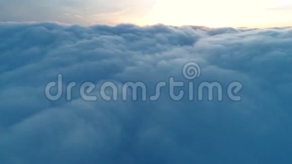 神奇蓝色积云的鸟瞰图视频的预览图
