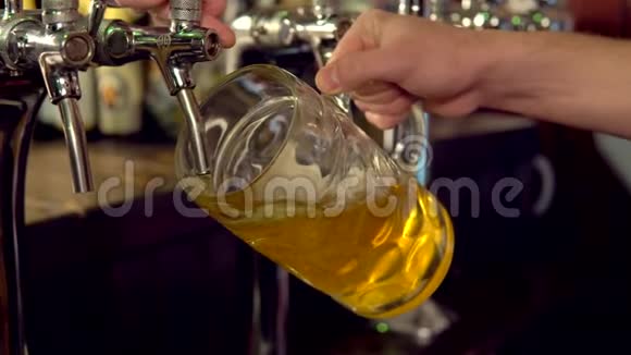 啤酒倒进酒吧的玻璃杯里视频的预览图