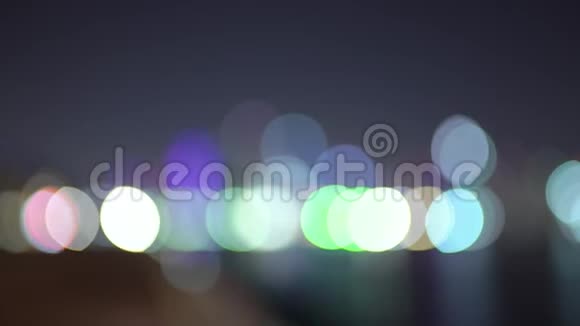 迪拜的夜晚城市灯光夜间JBR或Jumeirah海滩住宅或迪拜码头在离焦或焦点从海上观看视频的预览图