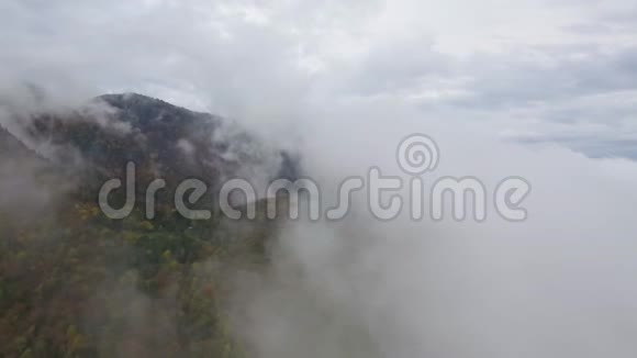 空中无人机拍摄的飞行经过一些低云层视频的预览图