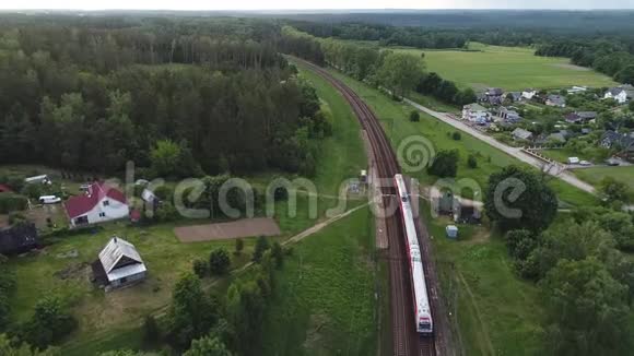 从小镇出发的旅客列车的鸟瞰图视频的预览图