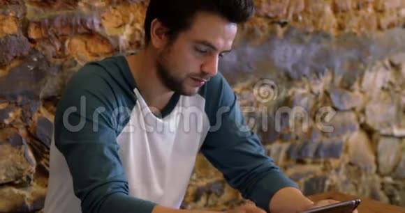 4k面包店使用数码平板电脑的男性面包师视频的预览图