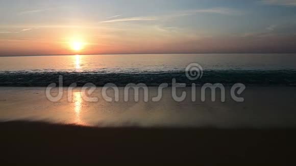 日落时沙滩上海浪的缓慢运动视频的预览图