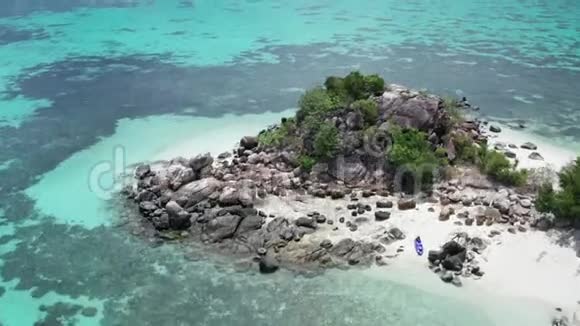 泰国热带小岛和KohLipe日出海滩的鸟瞰图视频的预览图