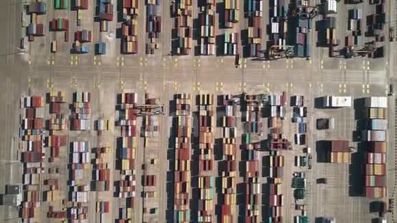 港口集装箱码头的空中自顶向下视图超移视频的预览图