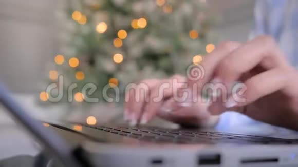 女士手在笔记本电脑键盘上打字背景是bokeh光视频的预览图