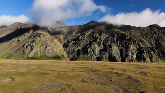 山脊岩石墙的水平全景从空中飞回来北高加索俄罗斯视频的预览图