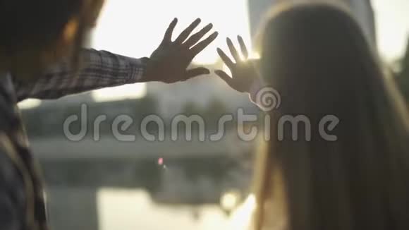 男女在户外玩日光浴视频的预览图