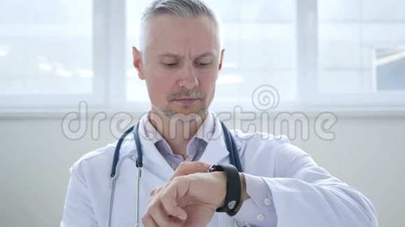 医生在智能手表上浏览视频的预览图