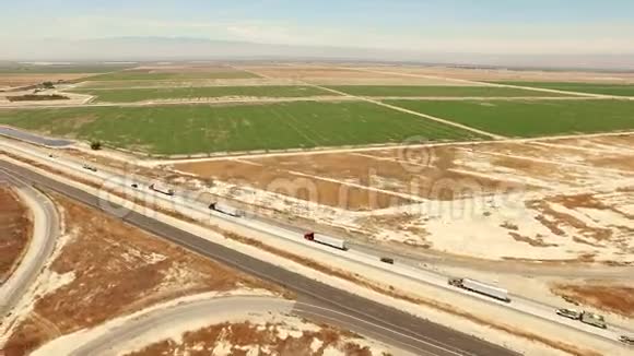 农业农田高速公路交通鸟瞰图视频的预览图