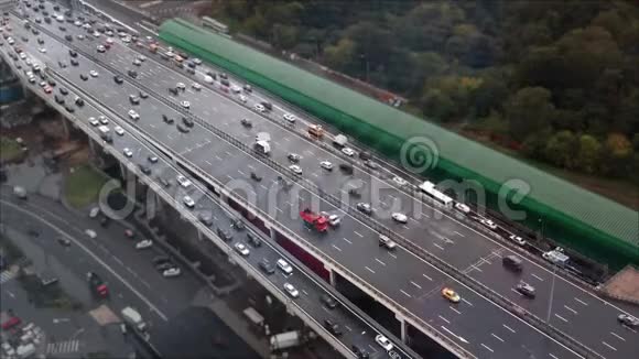 有很多汽车的高速公路的俯视图视频的预览图