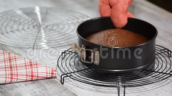 新鲜出炉的自制巧克力海绵蛋糕视频的预览图