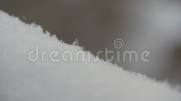 关闭图像与白色和冰冻雪花水晶从天空坠落视频的预览图
