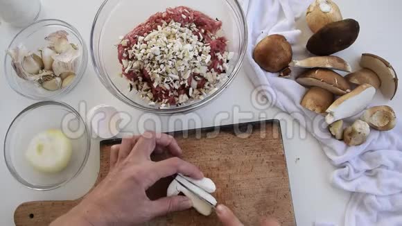 女性猪圈肉丸与蘑菇的个人视角视频的预览图