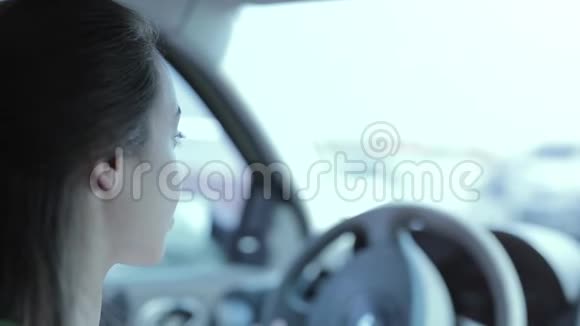 女司机在开车时触摸后视镜纠正发型视频的预览图