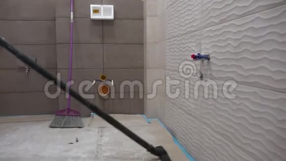 建筑工程结束后浴室用吸尘器吊起视频的预览图