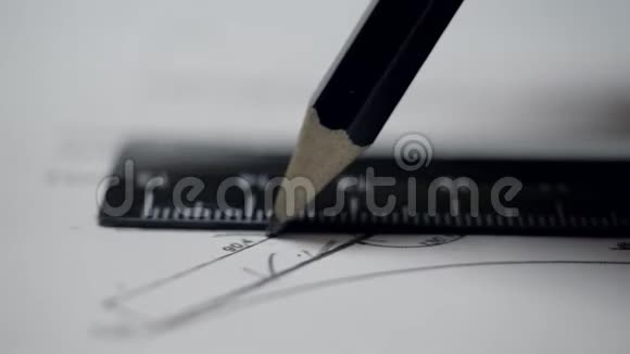 特写工程师用铅笔和尺子画直线视频的预览图
