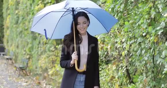 带着伞笑的女人视频的预览图
