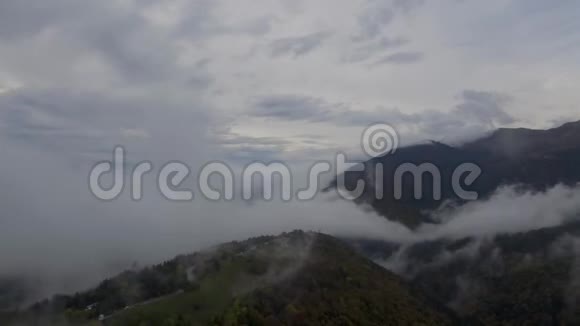 空中无人机拍摄的飞行经过一些低云层视频的预览图