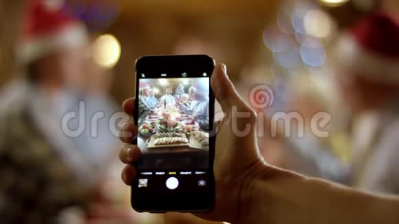 按圣诞桌分列的家庭垂直智能手机照片视频的预览图