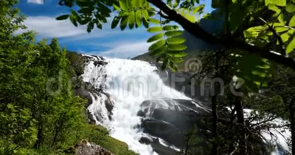 KinsarvikHordaland挪威Hardangervidda山高原的瀑布Nyastolfossen春天阳光明视频的预览图