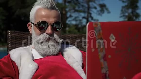 时尚圣诞老人聊天在暑假使用笔记本电脑视频的预览图