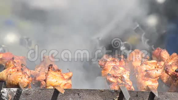 在煤块上烤猪肉视频的预览图