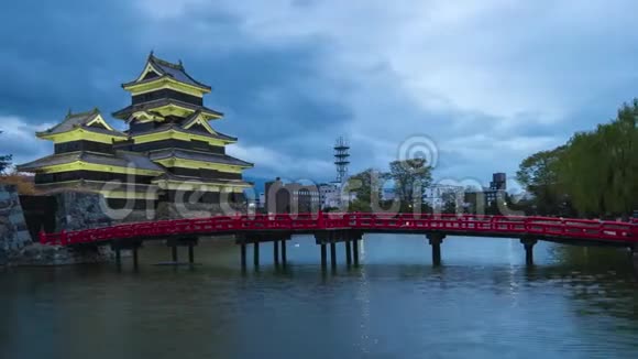 日本长野县松本镇松本城堡夜间休息视频的预览图