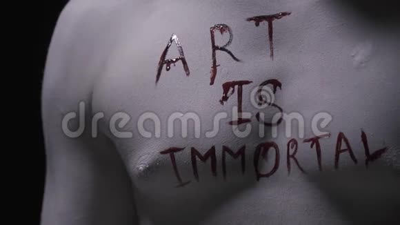 在活生生的雕像胸前写字艺术是不朽的近距离的身体的艺术视频的预览图